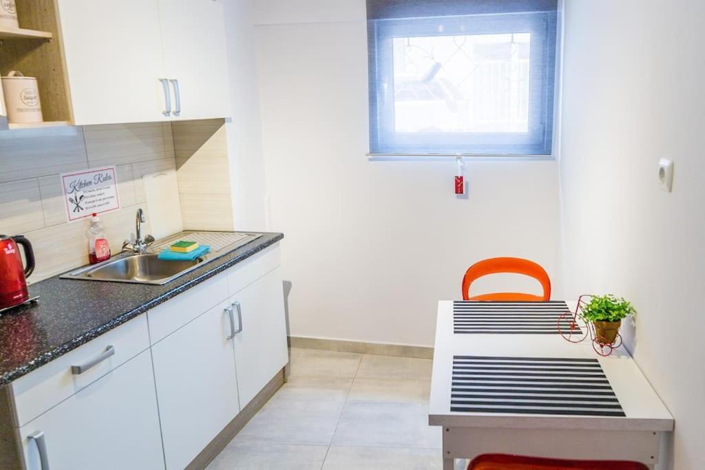 Apartment 2 Bedrooms Close To Metro Dafni In