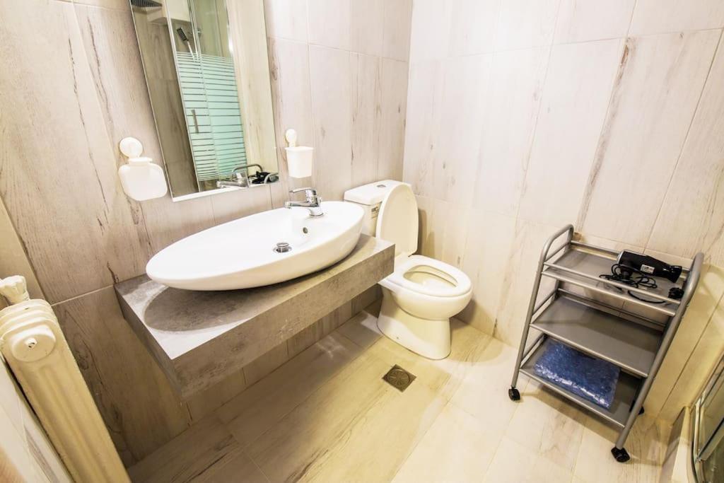 2 Bedrooms Close To Metro Dafni In